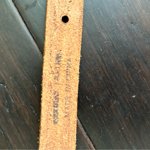 Childs handcrafted souvenir belt from Alaska with beaded detail. Brown leather. - Picture 6 of 6